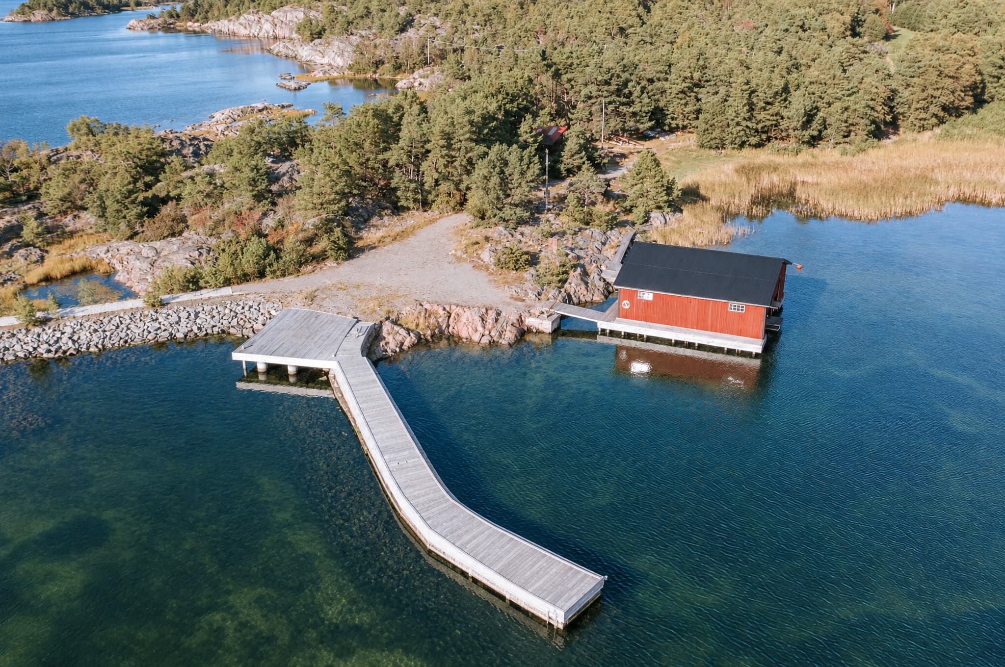 Fjärdlångs brygga och sjöbod sedda ovanifrån